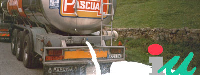 Camión de leche Pascual y logotipo de IU